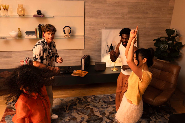 Denon Home 400 Zwart product in gebruik