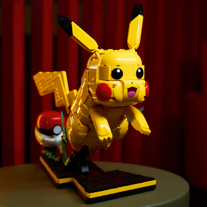 LEGO Pokémon Pikachu en Pokéball 72152 product in gebruik