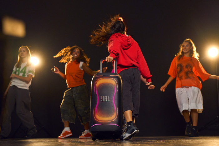 JBL Partybox 330 Wit product in gebruik