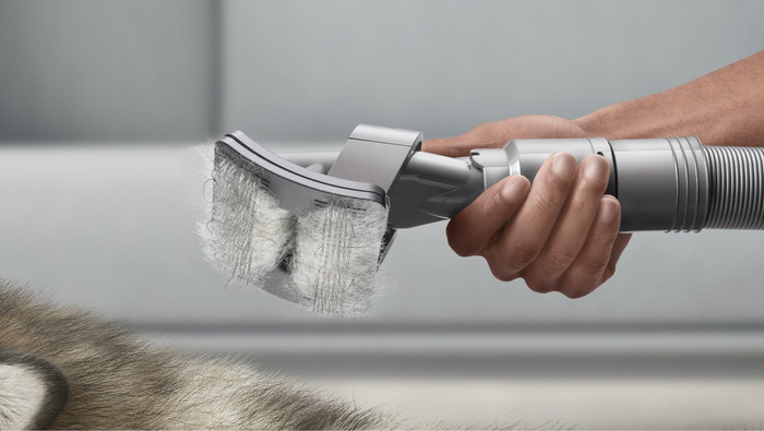 Dyson Pet Grooming Kit product in gebruik