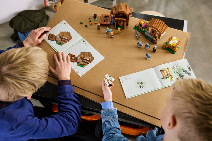 LEGO Minecraft - L'Évocateur à l'Attaque du Village 21596 produit à l'usage