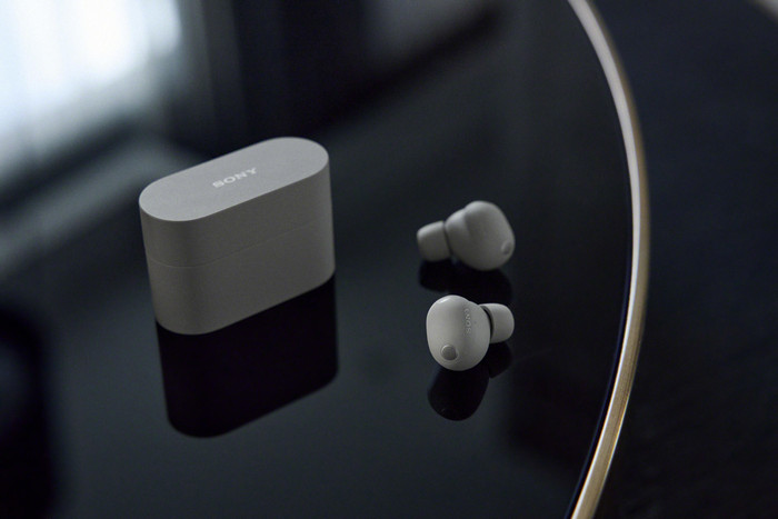Sony WF-1000XM6 Zilver product in gebruik
