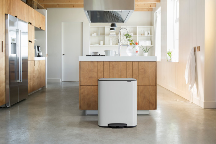 Brabantia Bo Pedal Bin 60 Liter White + Vuilniszakken (120 stuks) product in gebruik