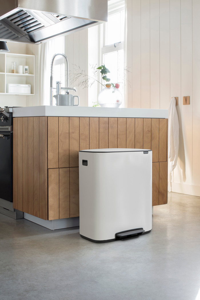 Brabantia Bo Pedal Bin 60 Liter White + Vuilniszakken (120 stuks) product in gebruik