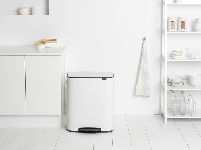 Brabantia Bo Pedal Bin 60 Liter White + Vuilniszakken (120 stuks) product in gebruik
