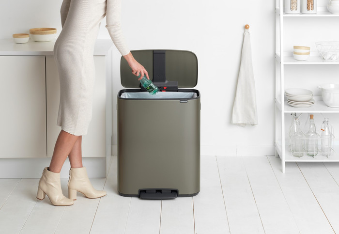 Brabantia Bo Pedal Bin 60L Platinum product in use