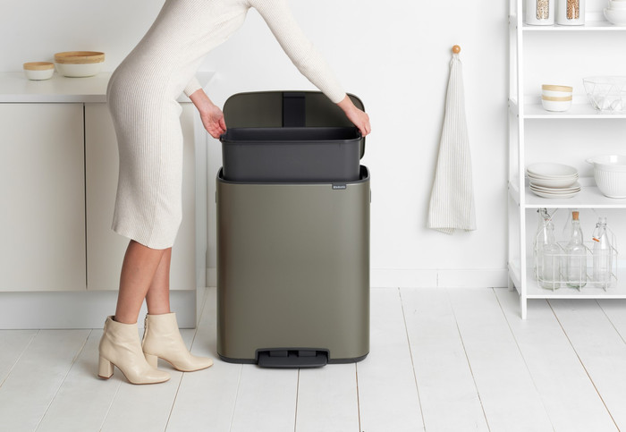 Brabantia Bo Pedal Bin 60L Platinum product in use