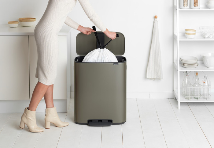 Brabantia Bo Pedal Bin 60L Platinum product in use