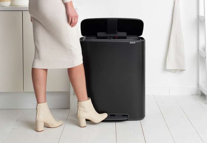 Brabantia Bo Pedal Bin 2 x 30 Liter Matt Black product in gebruik