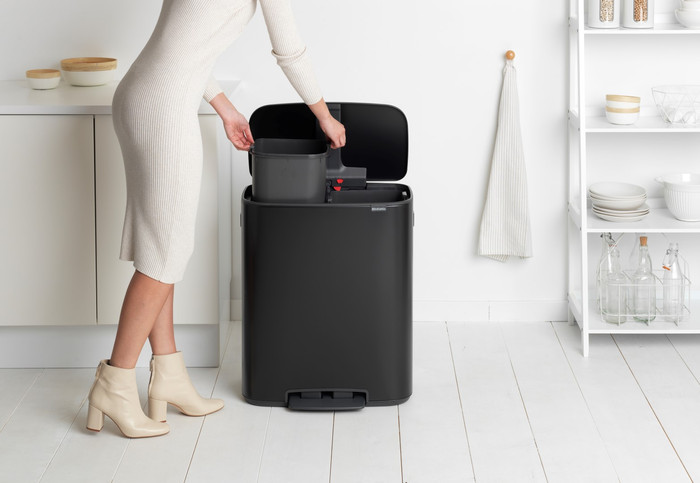 Brabantia Bo Pedal Bin 2 x 30 Liter Matt Black product in gebruik