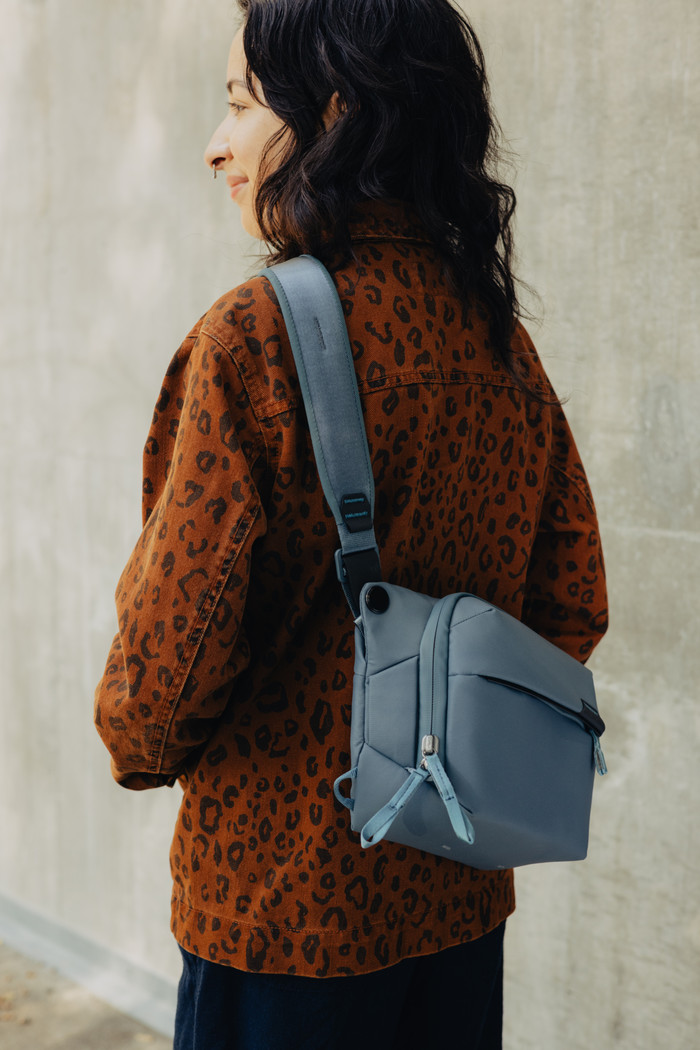 Peak Design Everyday Sling 3L Ocean product in gebruik