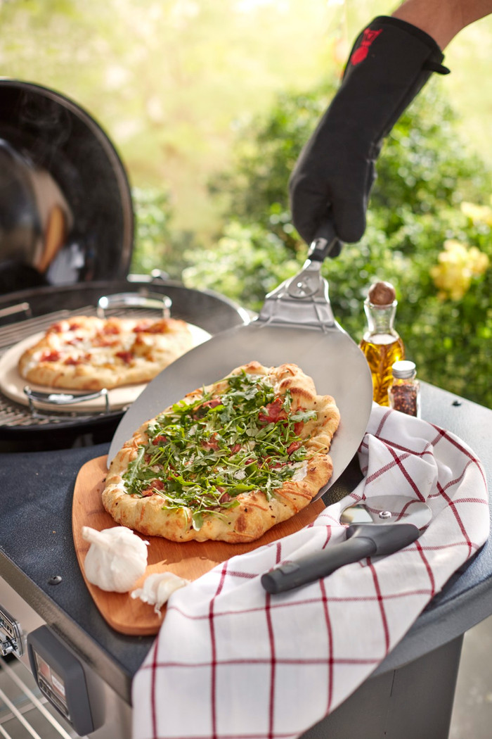 Weber Pizzaschep product in gebruik