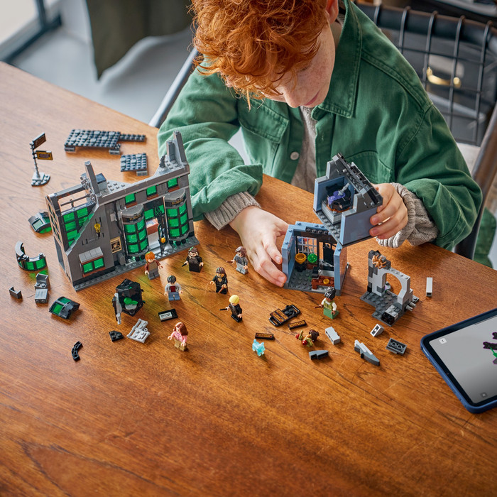 LEGO Harry Potter Verdonkeremaansteeg Tovenaarswinkels 76471 product in gebruik