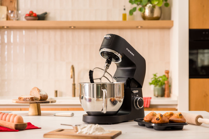 Pierre All-round Stand Mixer SM9000 Matte Black product in use