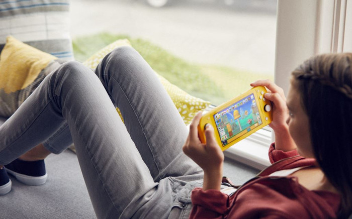 Nintendo Switch Lite + Tomodachi Life: Living the Dream product in gebruik