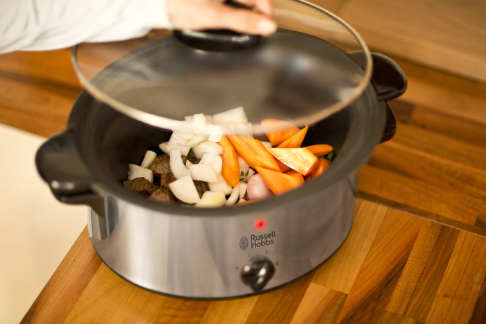 Russell Hobbs Cook at Home Searing Slow Cooker 3,5 L product in use