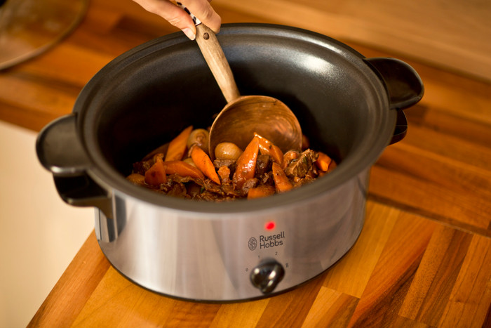 Russell Hobbs Cook at Home Searing Slow Cooker 3,5 L product in use