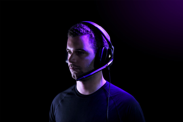 Corsair Void RGB Elite USB Premium Gaming Headset PC Carbon/Zwart product in gebruik