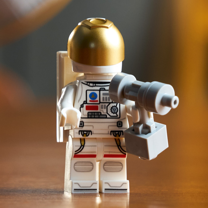 LEGO Icons Ruimtetelescoop Hubble 11382 product in gebruik