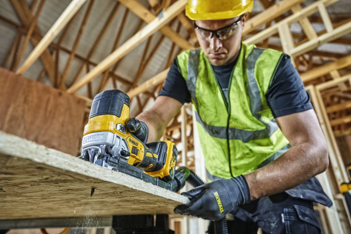 DeWalt DCS335NT-XJ 5,0 Ah Accu (2x) Starterspakket product in gebruik