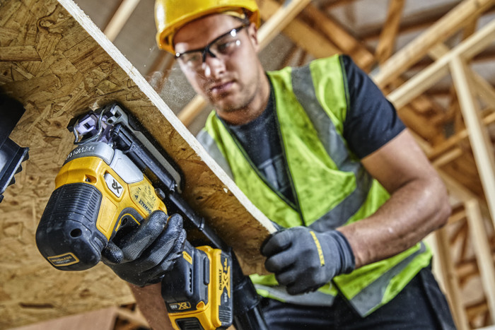 DeWalt DCS335NT-XJ 5,0 Ah Accu (2x) Starterspakket product in gebruik