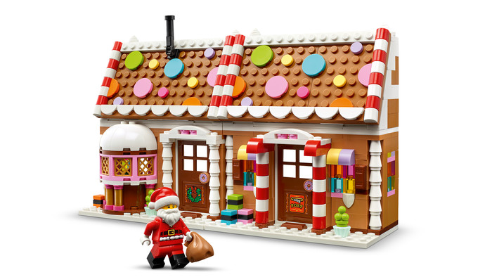 LEGO Winter Gingerbread House 40809 product in use