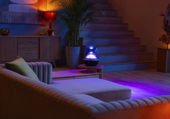 Harman Kardon Aura Studio 5 Wifi Zwart product in gebruik