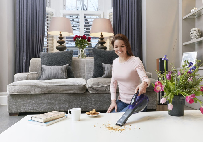 BLACK+DECKER DVA325JP07-QW product in use