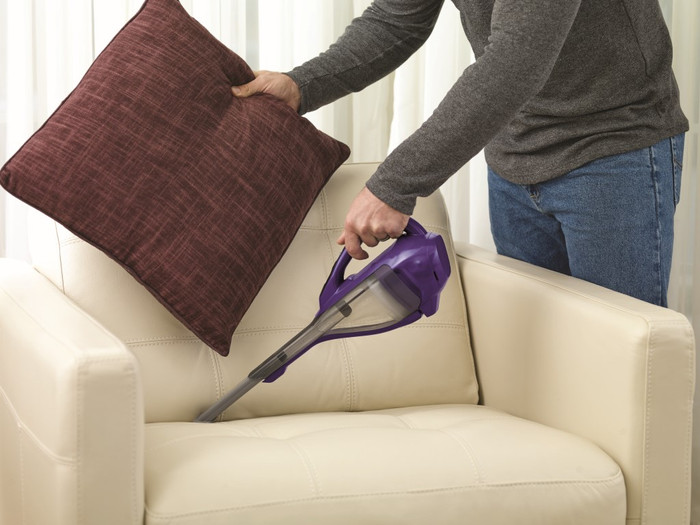 BLACK+DECKER DVA325JP07-QW product in use