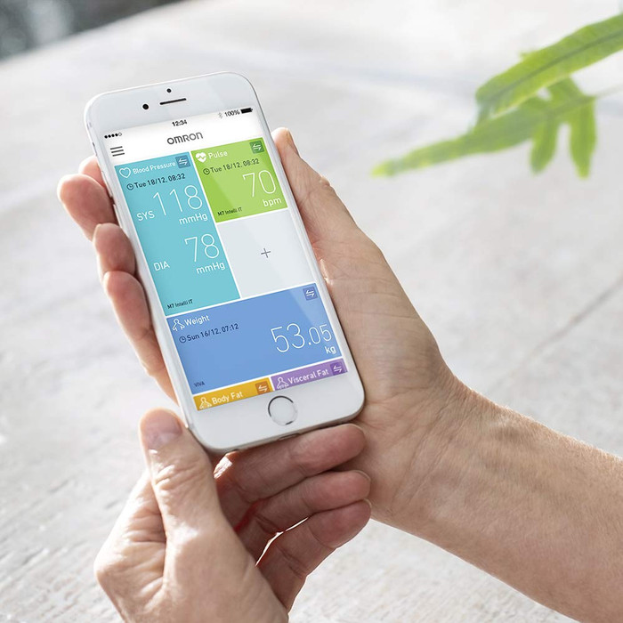 Omron X7 Smart + Power Adapter detail