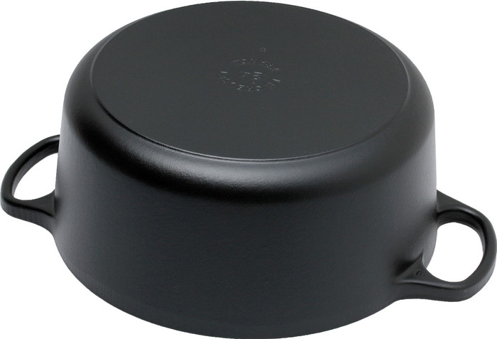 Le Creuset Signature Round Dutch Oven 24cm Matte Black bottom