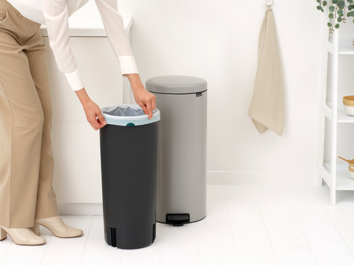 Brabantia NewIcon Pedaalemmer 30 Liter Soft Grey product in gebruik