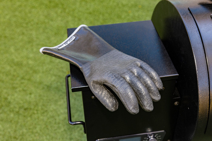 Pitboss Heat & Water Resistand BBQ Gloves product in gebruik
