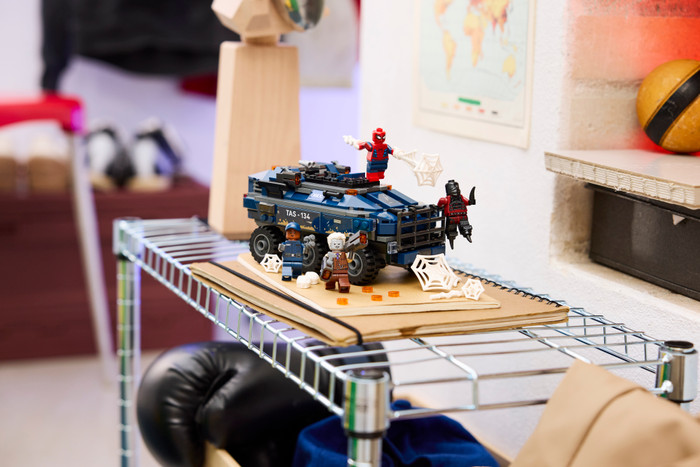 LEGO Marvel Spider-Man achtervolging van gevangenistransport 76349 product in gebruik