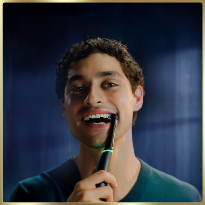 Oral-B iO 9N Zwart met extra opzetborstel product in gebruik