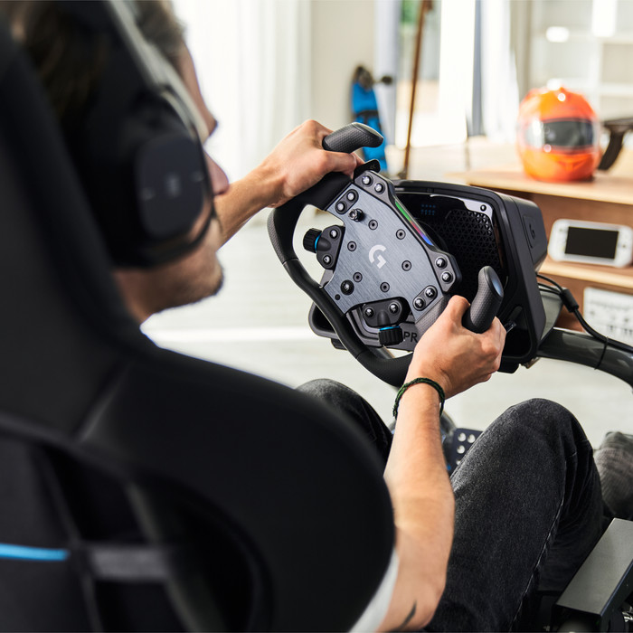 Logitech G RS50 System + Track Wheel - PlayStation & PC product in gebruik