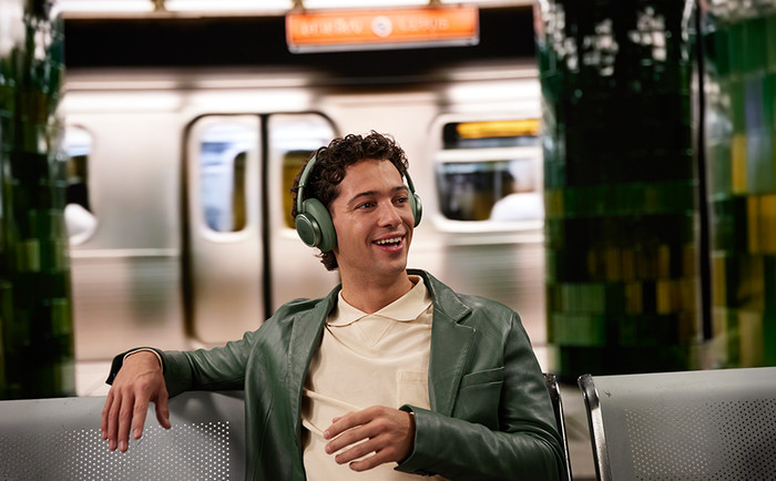 JBL Live 780NC Orange product in use