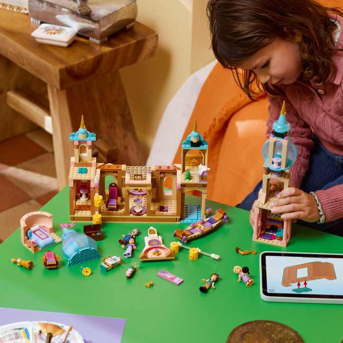 LEGO Disney Rapunzels Kasteel 43297 product in gebruik