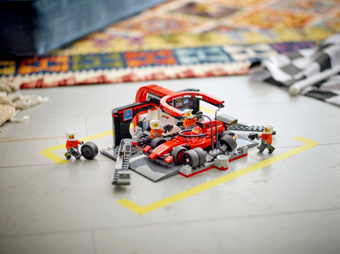 LEGO City F1 Pitstop en Pitcrew met Ferrari Auto 60443 product in gebruik