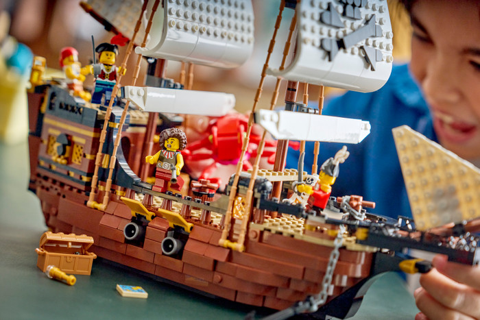 LEGO Creator 3-in-1 Klassiek Piratenschip 31387 product in gebruik