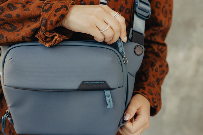 Peak Design Everyday Sling 3L Ocean product in gebruik