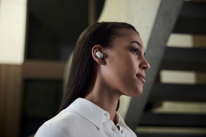 Sony WF-1000XM6 Zilver product in gebruik