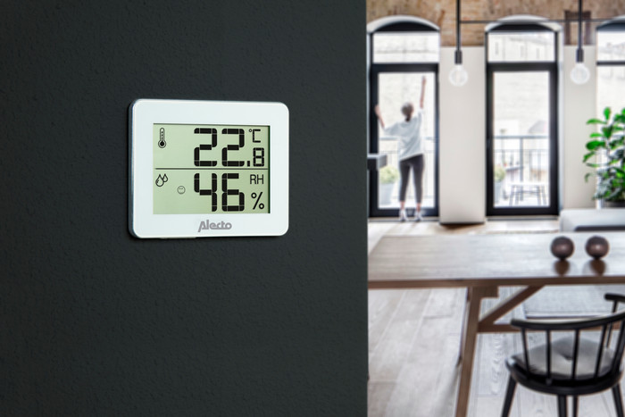 Alecto WS-55 Thermometer + Hygrometer product in use