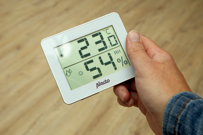 Alecto WS-55 Thermometer + Hygrometer product in use