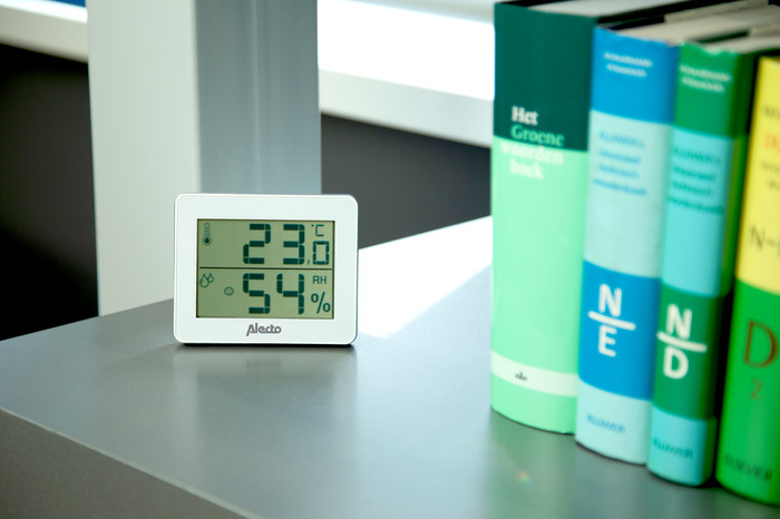 Alecto WS-55 Thermometer + Hygrometer product in use
