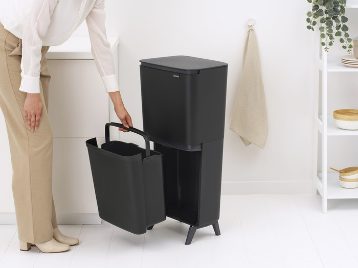 Brabantia SortUp Recycle Hi afvalemmer 25+10+10L Grijs product in gebruik