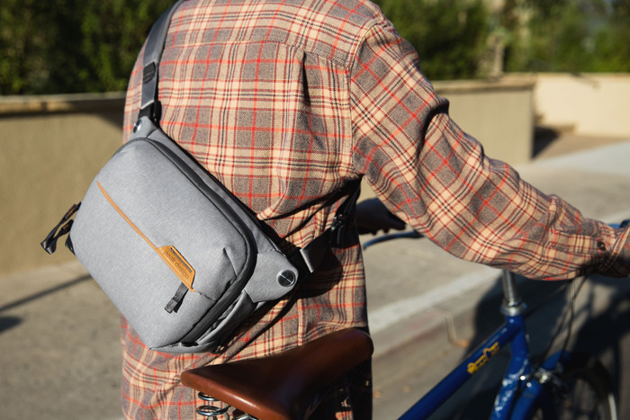 Peak Design Everyday Sling 3L v2 Ash product in use