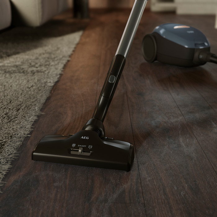 AEG VX82-1-5DB product in use