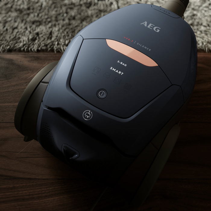 AEG VX82-1-5DB product in use