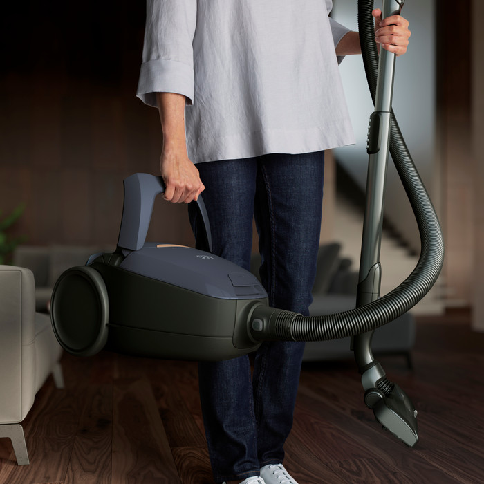 AEG VX82-1-5DB product in use